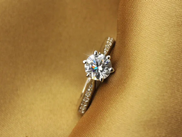 Luxuriöser klassischer Ring aus 925er Sterlingsilber für Damen, Schmuck mit sechs Krappen, schlichter 70 Karat Diamantring, Imitation Diamant Damenring