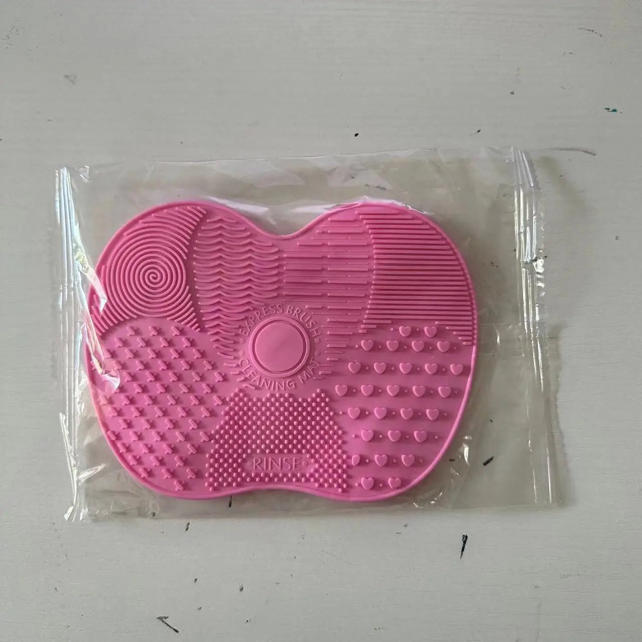 Apple Shaped Silicone Makeup Brush Cleaning Pad-Efficient & Portable & Reusable Makeup Brush Cleaning Mat With Suction Cup