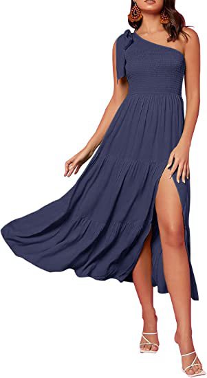 Einseitig schulterfrei plissiertes Schlitzkleid
