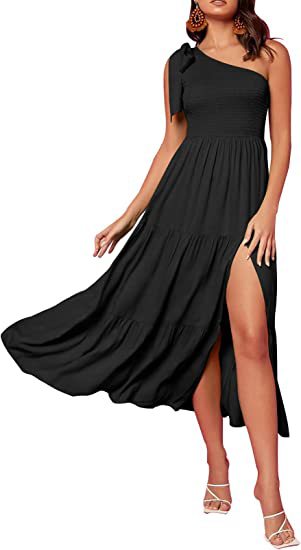 Einseitig schulterfrei plissiertes Schlitzkleid