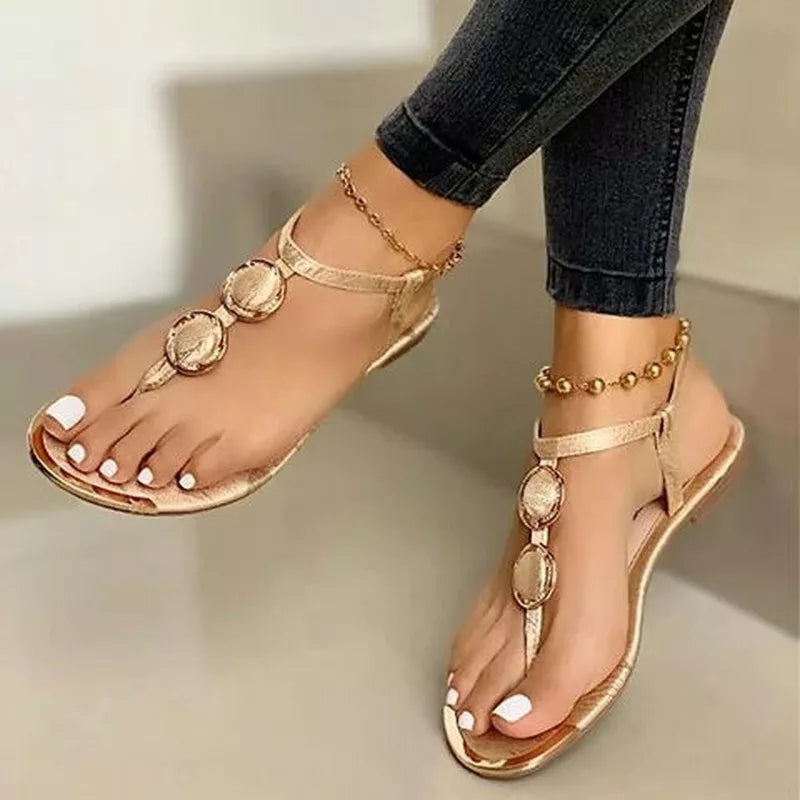 Modische flache Sandalen