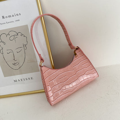Kleine Schultertasche mit quadratischem Muster