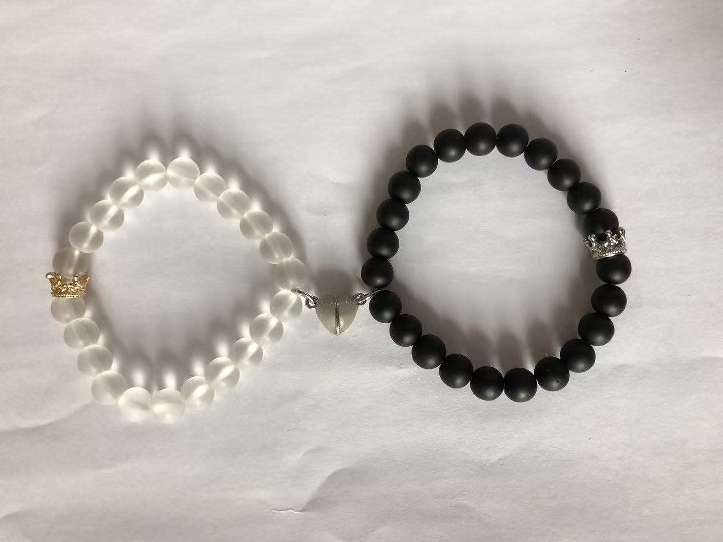 Handgefertigtes Kronen-Perlenarmband Leuchtenden Herzanhängern Modeschmuck 2er-Set