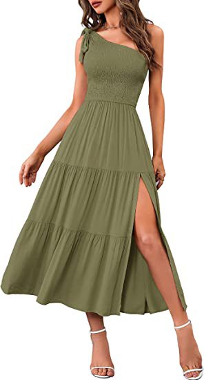 Einseitig schulterfrei plissiertes Schlitzkleid