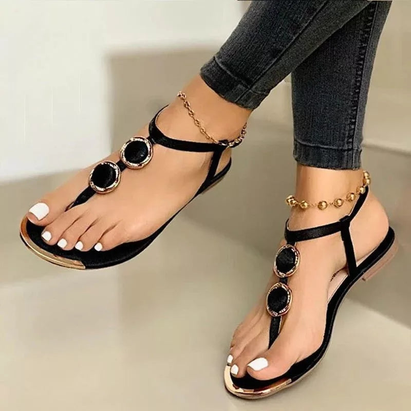 Modische flache Sandalen