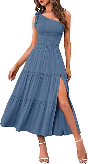 Einseitig schulterfrei plissiertes Schlitzkleid