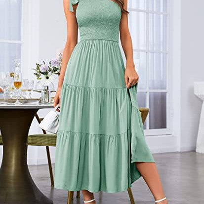 Einseitig schulterfrei plissiertes Schlitzkleid