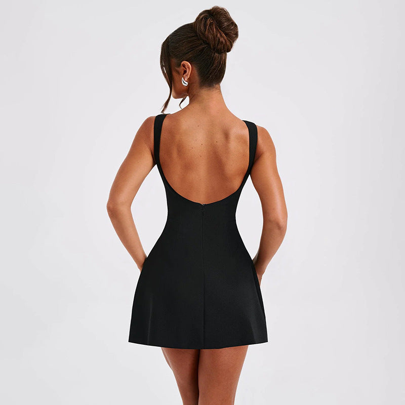 Figurbetontes rückenfreies Minikleid