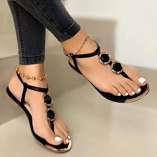 Modische flache Sandalen