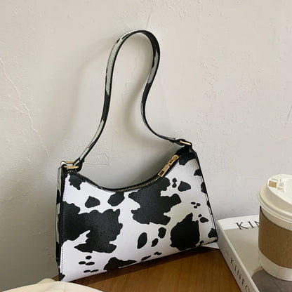 Kleine Schultertasche mit quadratischem Muster