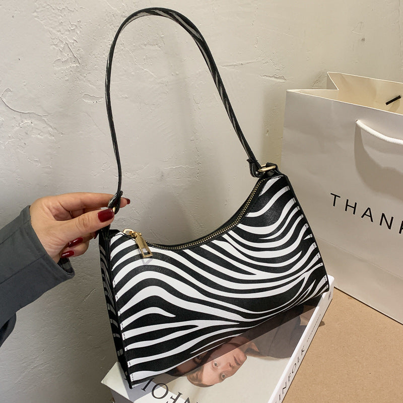 Kleine Schultertasche mit quadratischem Muster