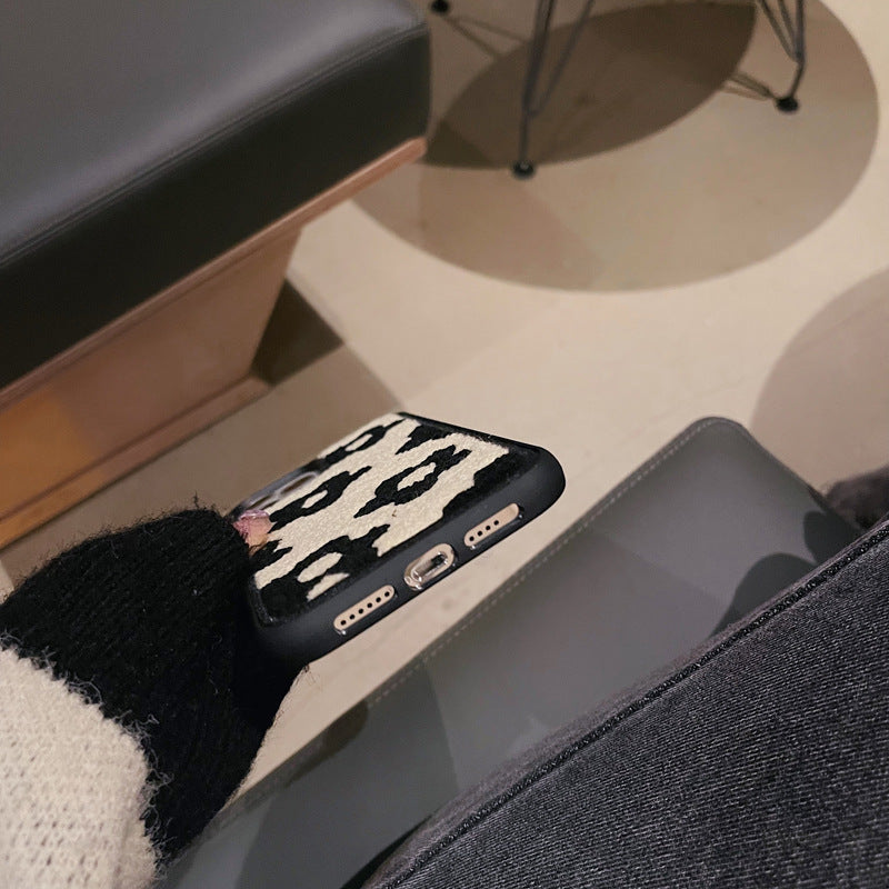 Plüschblumen eignen sich für Handyhüllen für Damen im Herbst und Winter.