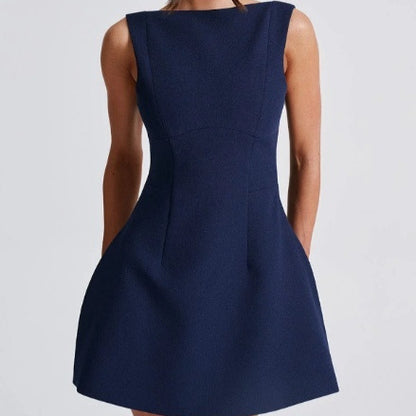 Figurbetontes rückenfreies Minikleid