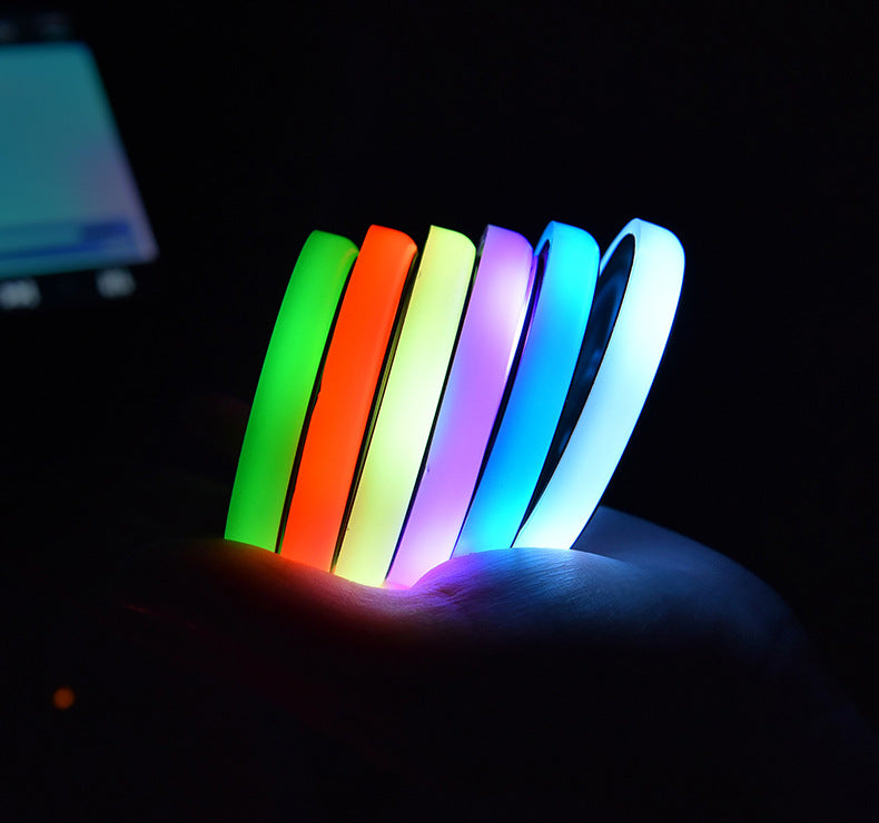 Bunter Getränkehalter LED Untersetzer Solar- & USB-Ladefunktion Rutschfester Untersetzer Umgebungslicht für Auto Automatisch