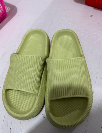 Soft slippers, comfortable to wear, unisex