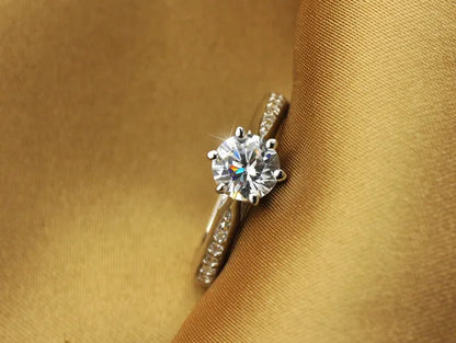 Luxuriöser klassischer Ring aus 925er Sterlingsilber für Damen, Schmuck mit sechs Krappen, schlichter 70 Karat Diamantring, Imitation Diamant Damenring
