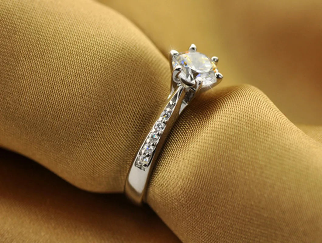 Luxuriöser klassischer Ring aus 925er Sterlingsilber für Damen, Schmuck mit sechs Krappen, schlichter 70 Karat Diamantring, Imitation Diamant Damenring