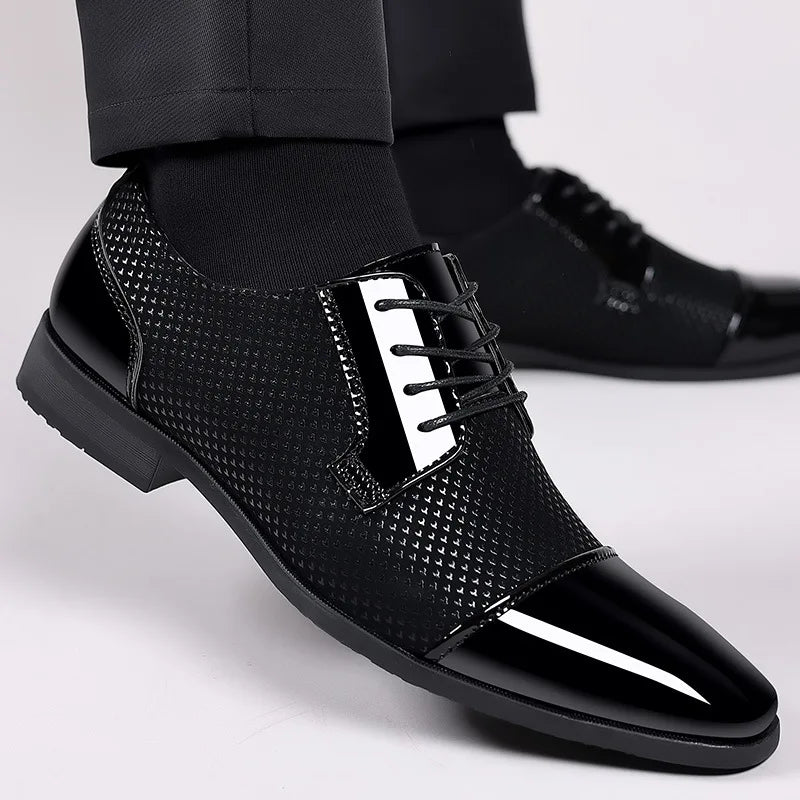 Trendige klassische Herren-Schnürschuhe Oxfords aus Lackleder Schnürschuhe Formelle schwarze Leder-Hochzeitsschuhe 2023