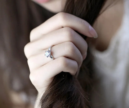 Luxuriöser klassischer Ring aus 925er Sterlingsilber für Damen, Schmuck mit sechs Krappen, schlichter 70 Karat Diamantring, Imitation Diamant Damenring