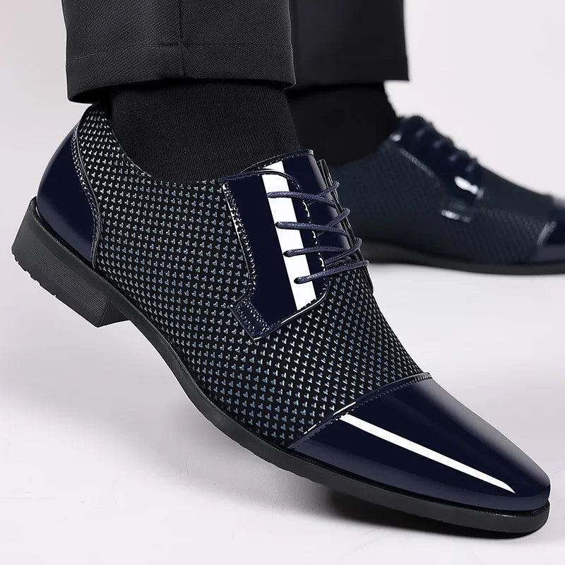 Trendige klassische Herren-Schnürschuhe Oxfords aus Lackleder Schnürschuhe Formelle schwarze Leder-Hochzeitsschuhe 2023