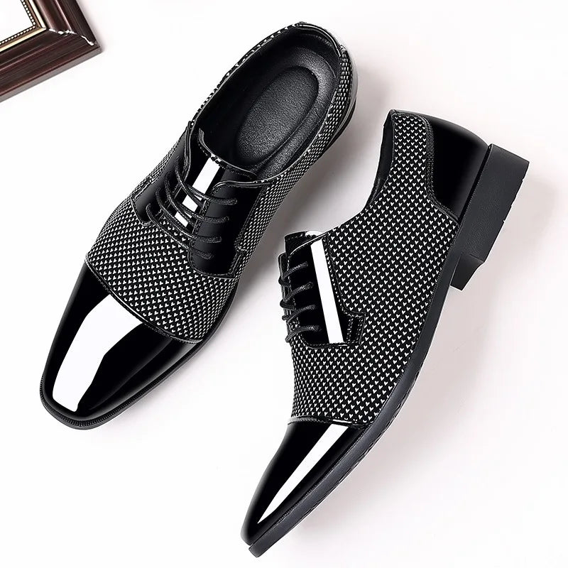 Trendige klassische Herren-Schnürschuhe Oxfords aus Lackleder Schnürschuhe Formelle schwarze Leder-Hochzeitsschuhe 2023