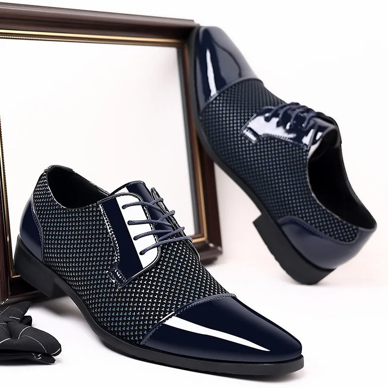 Trendige klassische Herren-Schnürschuhe Oxfords aus Lackleder Schnürschuhe Formelle schwarze Leder-Hochzeitsschuhe 2023