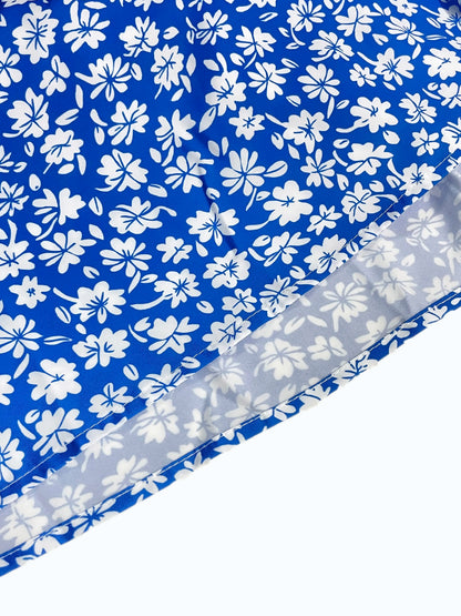 Das Cami-Kleid mit kleinen Blumenmustern rückenfreiem Design und dünnen Spaghettiträgern eignet sich für Strandurlaube und den Sommer