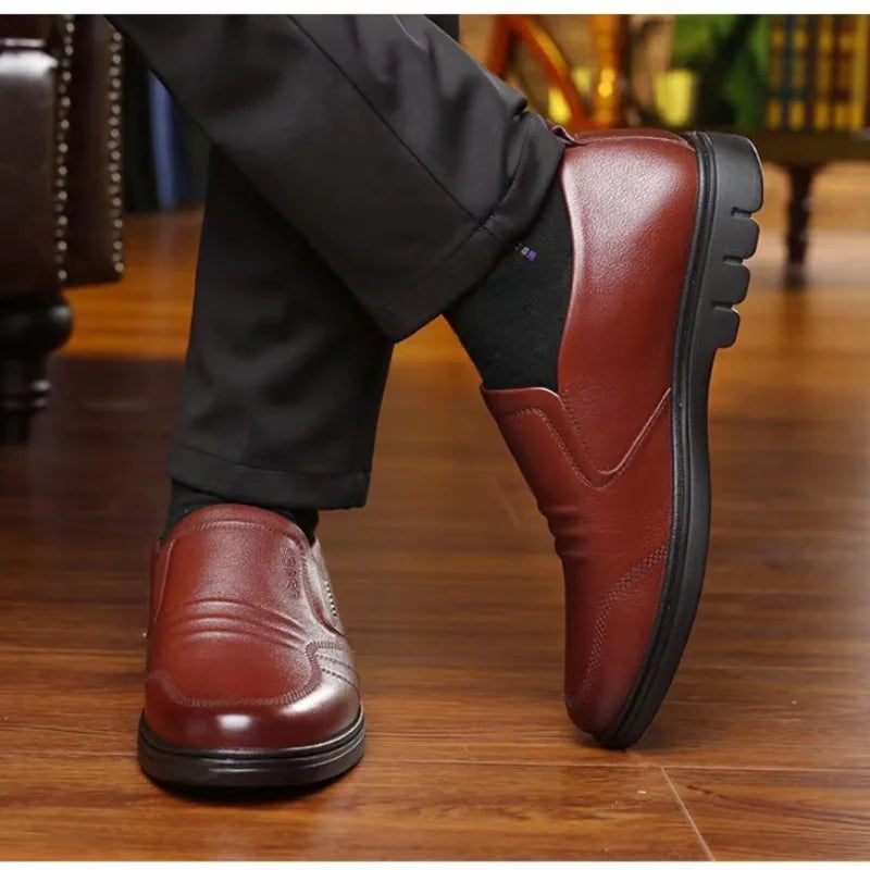 Men's leather shoes new black Soft bottom anti slip and breath shoes men's Business dress casual Zapatos luxury light flat