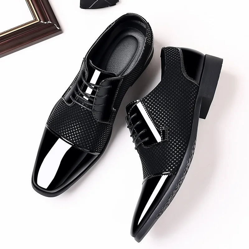 Trendige klassische Herren-Schnürschuhe Oxfords aus Lackleder Schnürschuhe Formelle schwarze Leder-Hochzeitsschuhe 2023