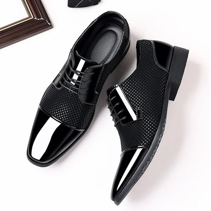 Trendige klassische Herren-Schnürschuhe Oxfords aus Lackleder Schnürschuhe Formelle schwarze Leder-Hochzeitsschuhe 2023