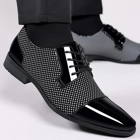 Trendige klassische Herren-Schnürschuhe Oxfords aus Lackleder Schnürschuhe Formelle schwarze Leder-Hochzeitsschuhe 2023
