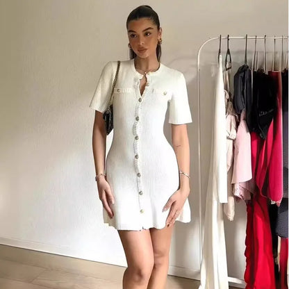 Weißes elegantes, gestricktes Minikleid für Damen, Metallknöpfe, sexy, schlankes Rippstrickkleid, Party-Outfits für den Urlaub, Herbst 2024 Neu