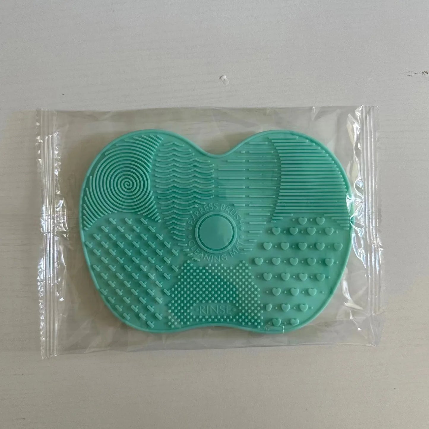 Apple Shaped Silicone  Makeup Brush Cleaning Pad-Efficient & Portable & Reusable Makeup Brush Cleaning Mat With Suction Cup