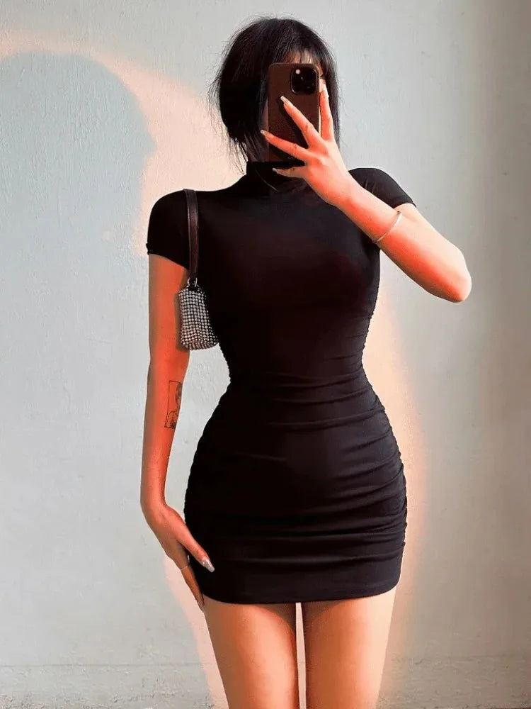 Sexy, eng anliegendes Mini-Kleid mit halblangem Kragen und plissierter Taille für scharfe Mädels – schmal geschnittenes Bodycon-Damenkleid, kurze Kleider für Party und Ausgehen