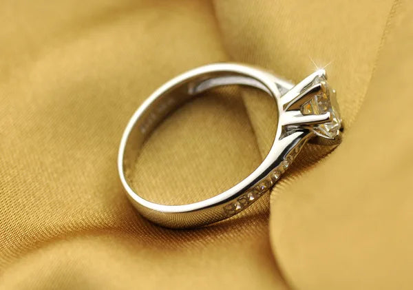 Luxuriöser klassischer Ring aus 925er Sterlingsilber für Damen, Schmuck mit sechs Krappen, schlichter 70 Karat Diamantring, Imitation Diamant Damenring