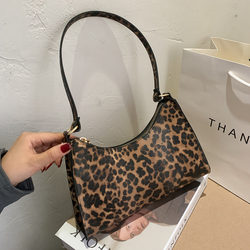 Kleine Schultertasche mit quadratischem Muster