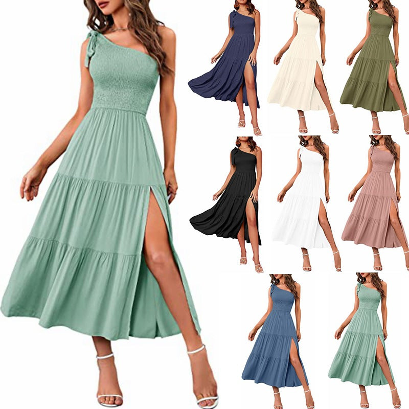 Einseitig schulterfrei plissiertes Schlitzkleid