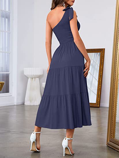 Einseitig schulterfrei plissiertes Schlitzkleid